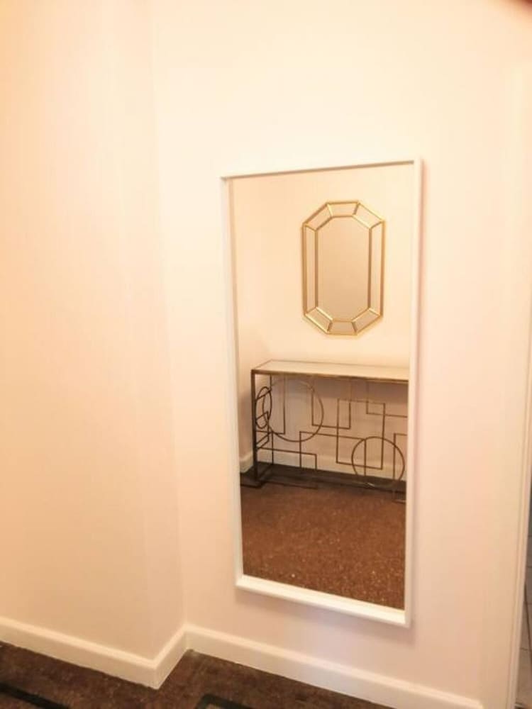 Elegant Apartment in Parliament Square