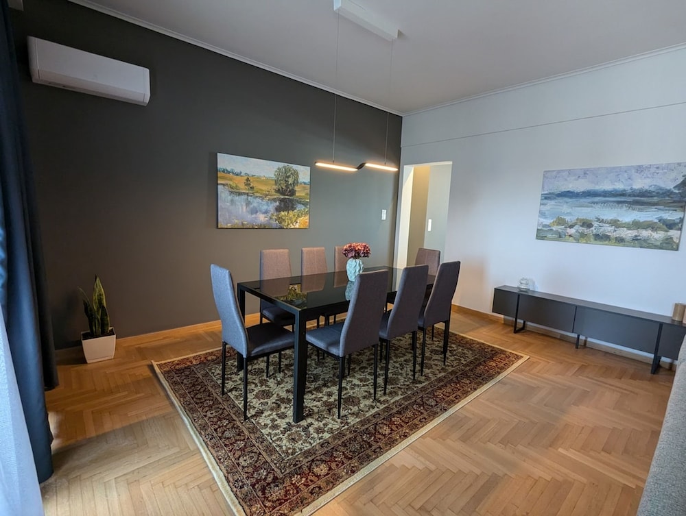 Spacious Seaside Flat at Alimos