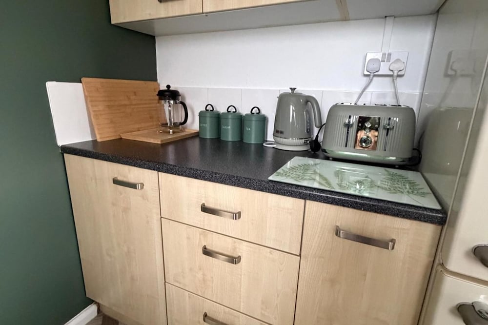 Meriden Apartment Retreat - Sleeps 7 - Near Nec
