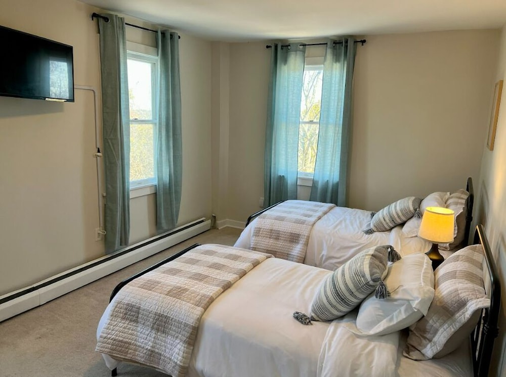 Valcour Inn & Boathouse