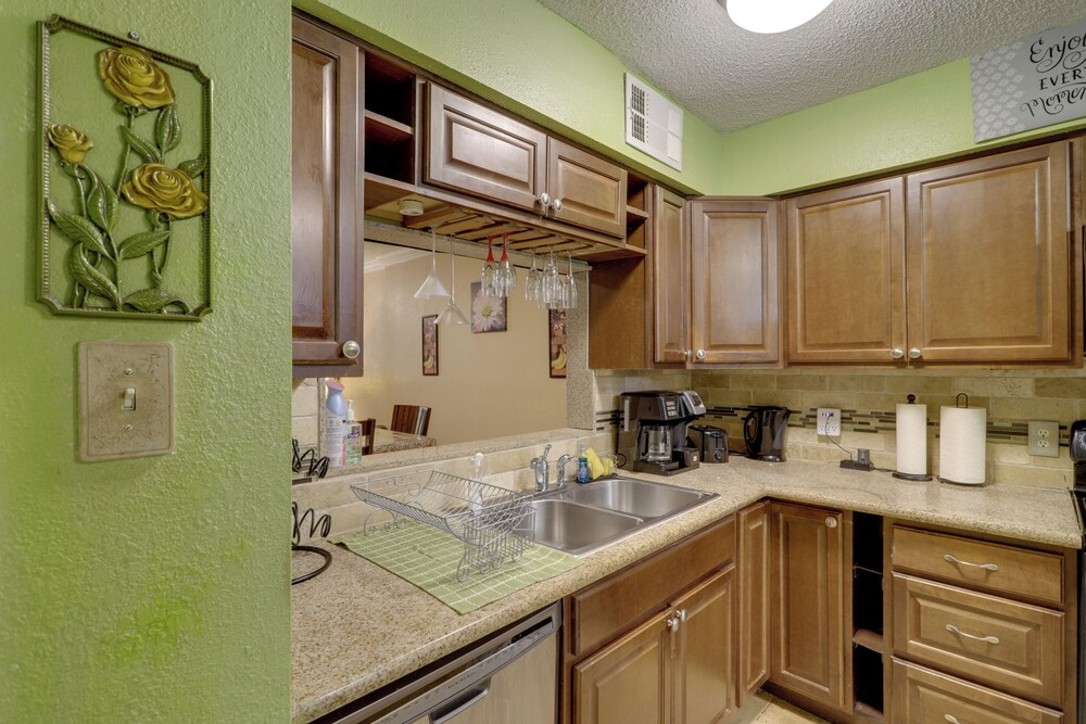 Houston Townhome 4 Mi to Airport: Central Location
