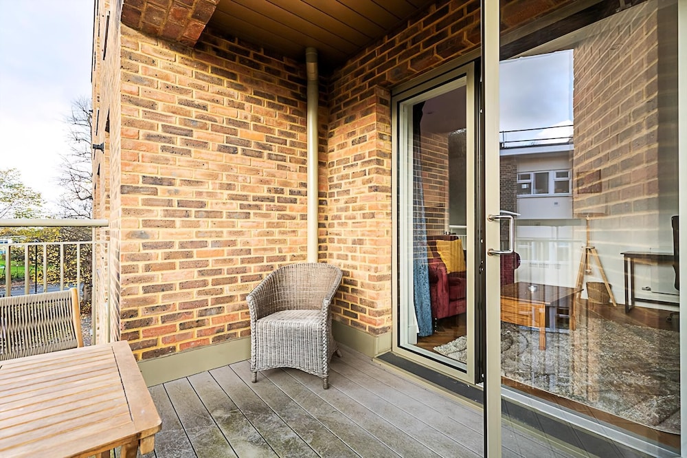 Chic Crystal Palace Flat with Balcony & Workspace