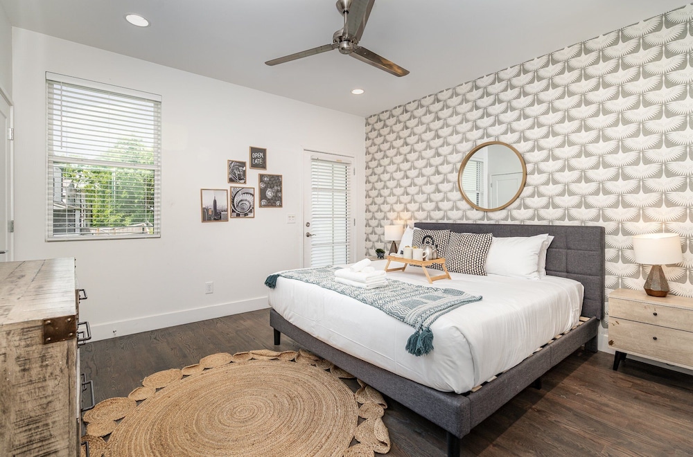 Jade - Private Patio and Balcony - Near Germantown