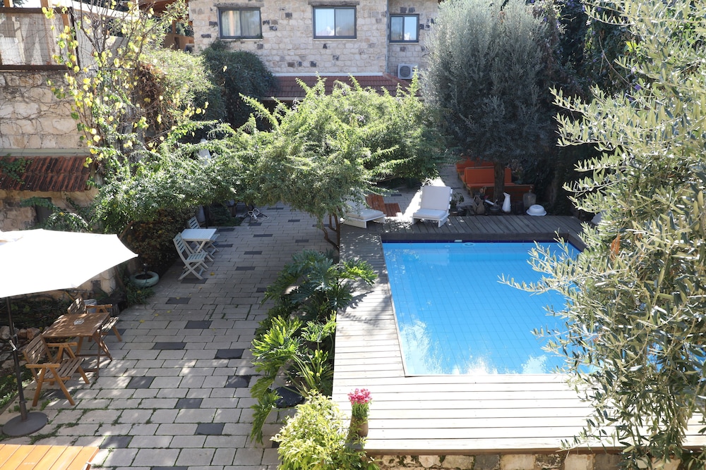Shulamit Yard