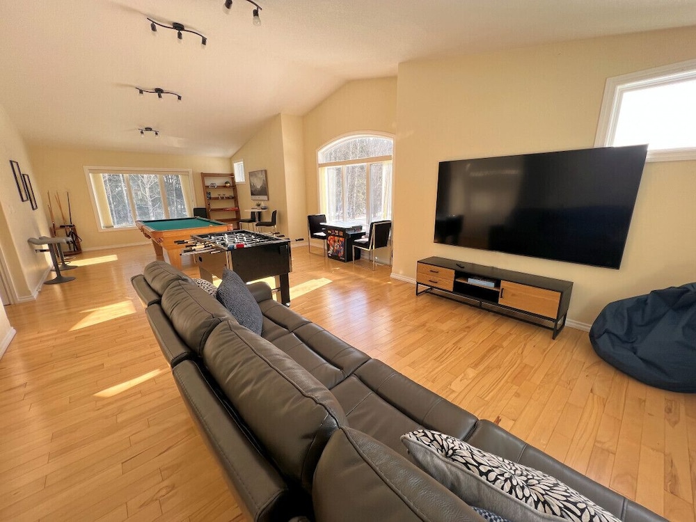 Hinton Vacations - LUXURIOUS 5-Br Acreage  Year-Round Heated Pool  HotTub  Mtn View  Pool Table - Property Image 7