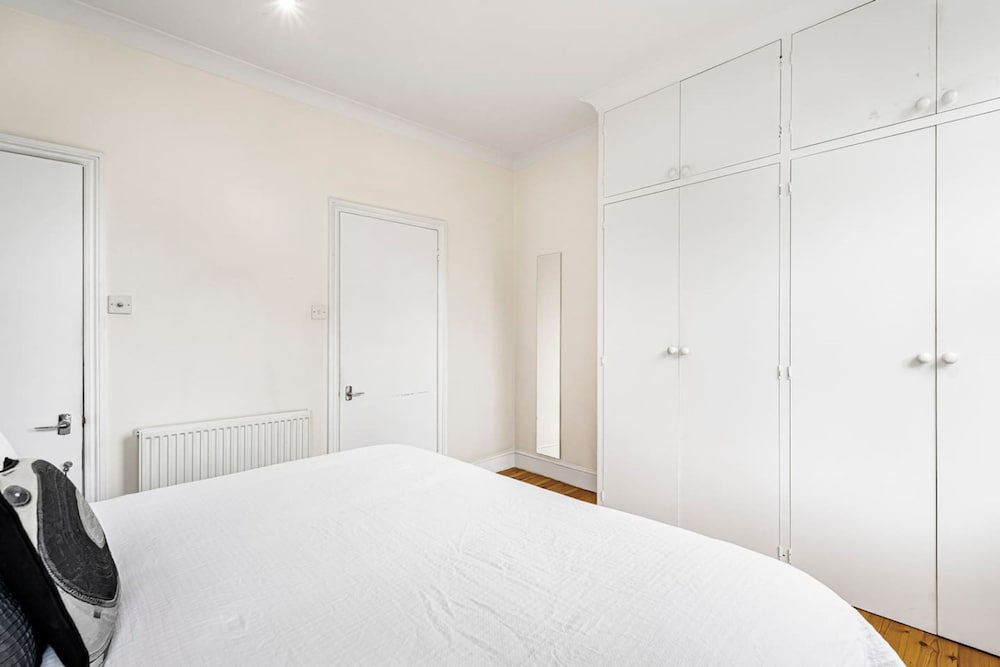 Elegant 1BR Apartment in Kensington With Balcony
