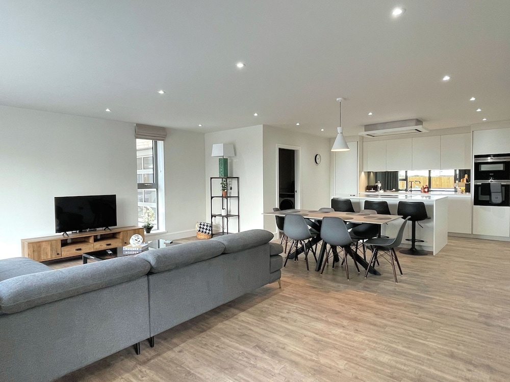 Luxury 2 Bedroom Apt with Parking