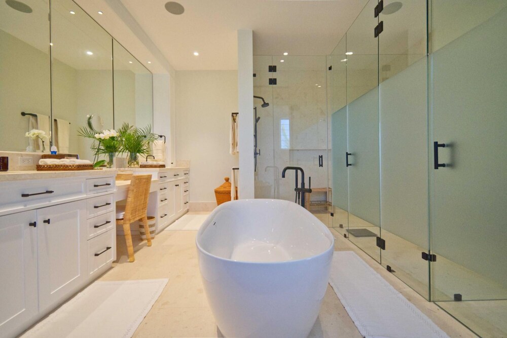 Luxury Villa With Heated Pool Jacuzzi Full Staff