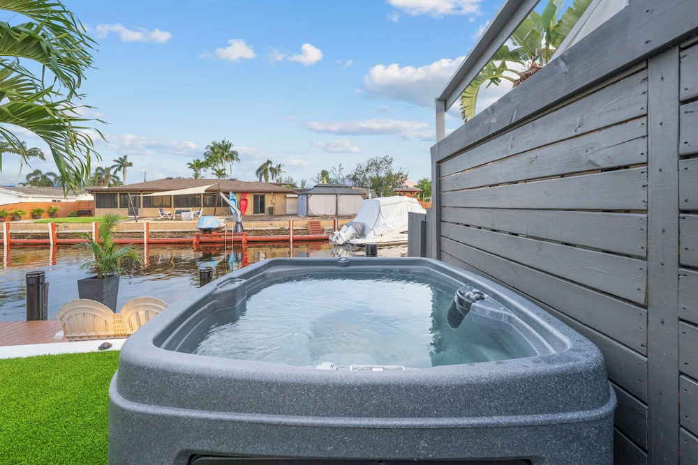 Tropical Waterfront Oasis with Hot Tub Jacuzzi