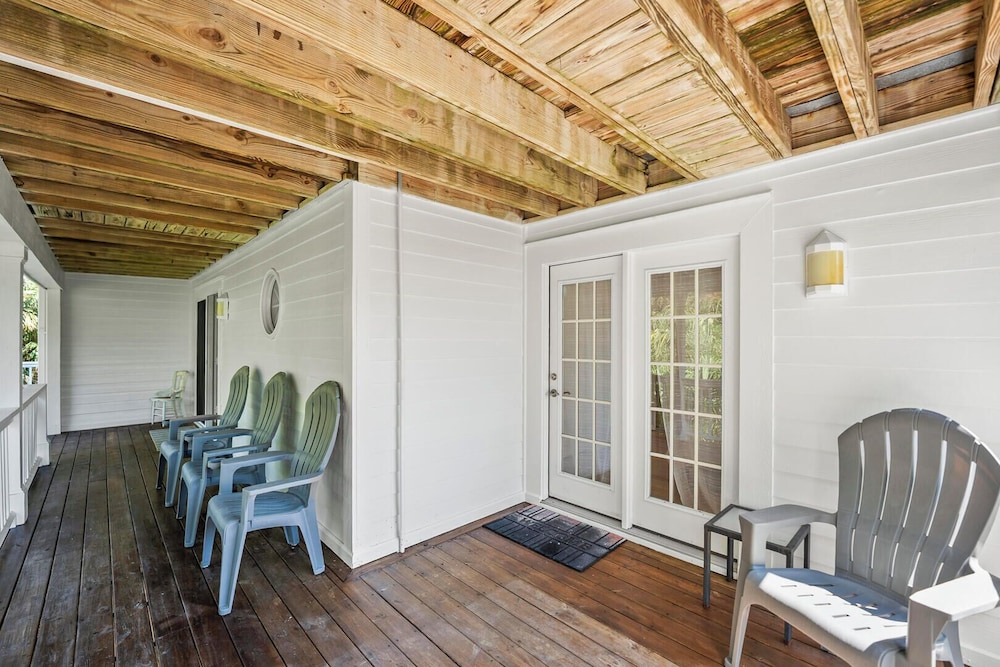 723 Seahorse Road - Newly Renovated, 5-bedroom Oceanside Home