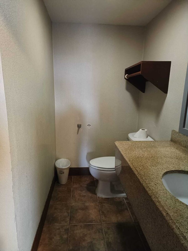 American Inn & Suites By Capital O Victoria US-59