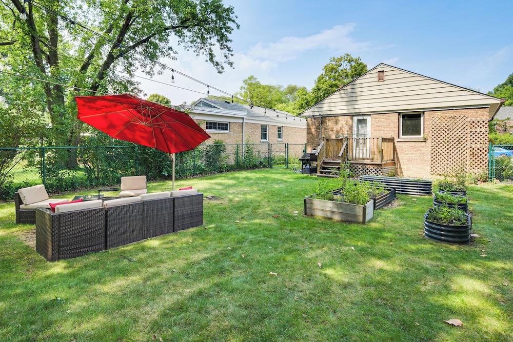 Pet-friendly Abode, 2 Mi to Dtwn Evanston!