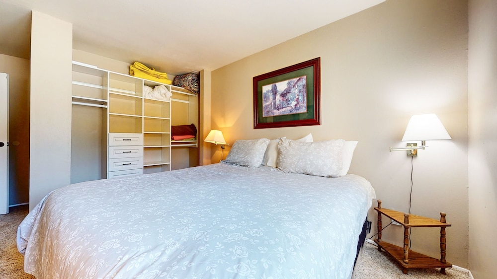 Lakeview Villas #27 3 Bedroom Condo by RedAwning view 4