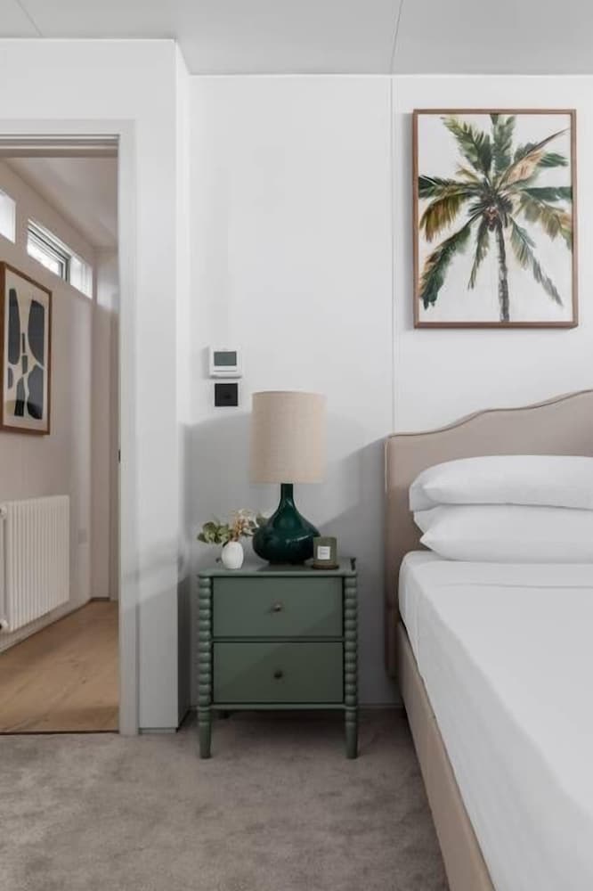 Cheyne Walk Houseboat by Onefinestay