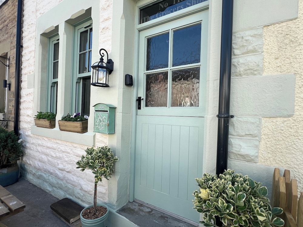 Historic Seaside Cottage - Sleeps 5 & Pets Ok