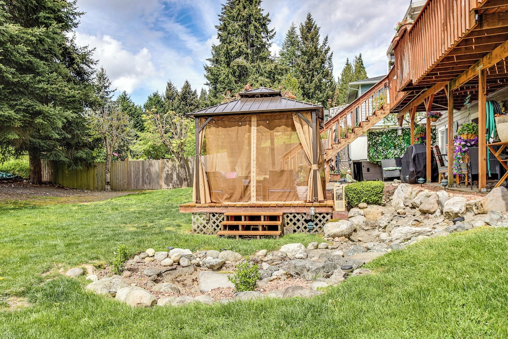 Lower-level Apt w/ Hot Tub & Sauna in Graham!