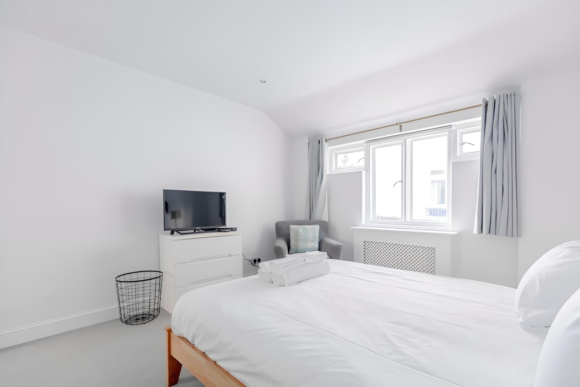 Central & Stylish 2BD Home Near Kensington Gardens