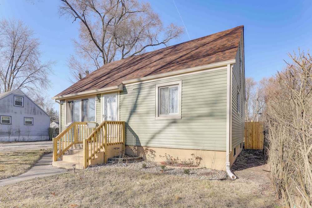 3 Mi to Hard Rock Casino: Charming Home in Gary!