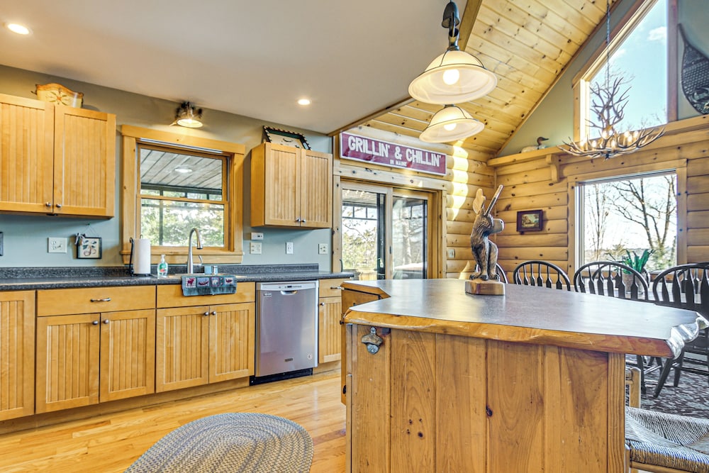 Private Hot Tub & Sauna: Bryant Pond Retreat!
