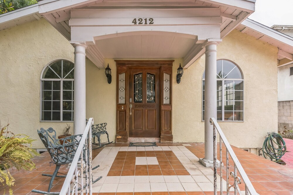 Russell House Near Hollywood & Griffith Park 3 Bedroom Home