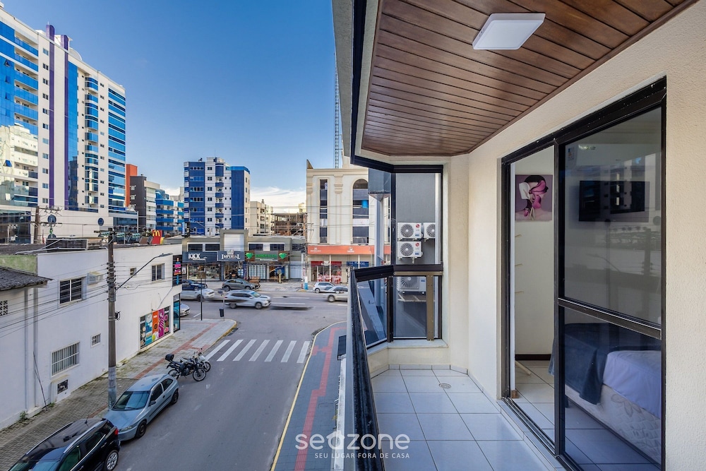 3BR Apt w/ Balcony 240m From Sea Meia Praia Eio203