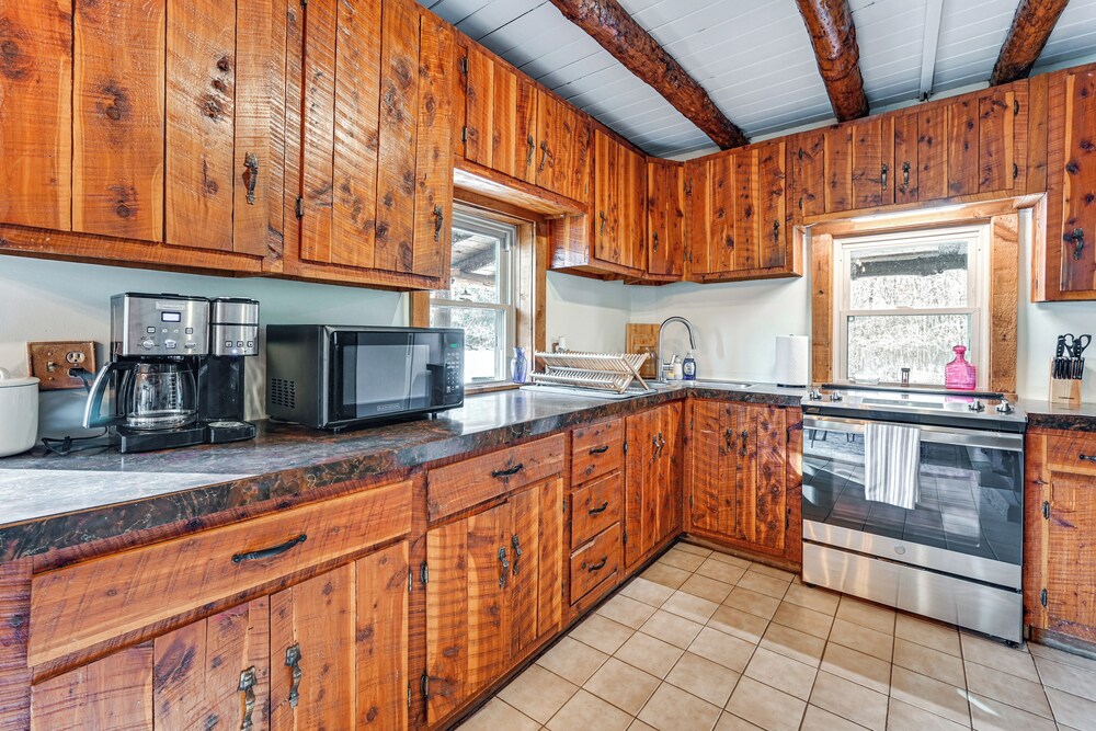 Log Cabin Retreat in Kentucky: Fire Pit & Grill!