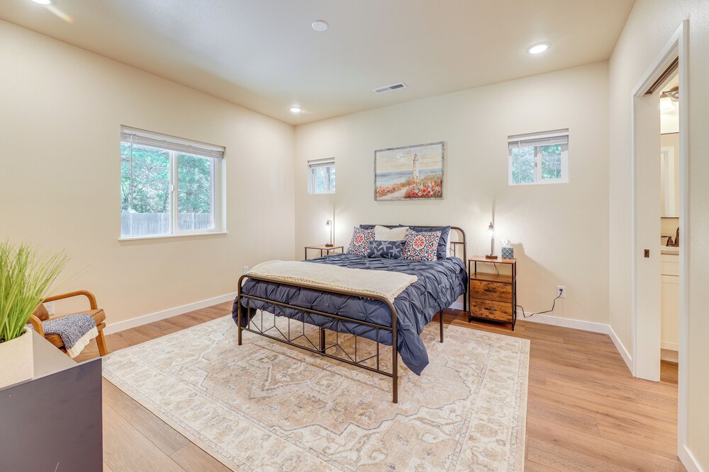 Family-friendly Florence Home: 3 Mi to the Coast!