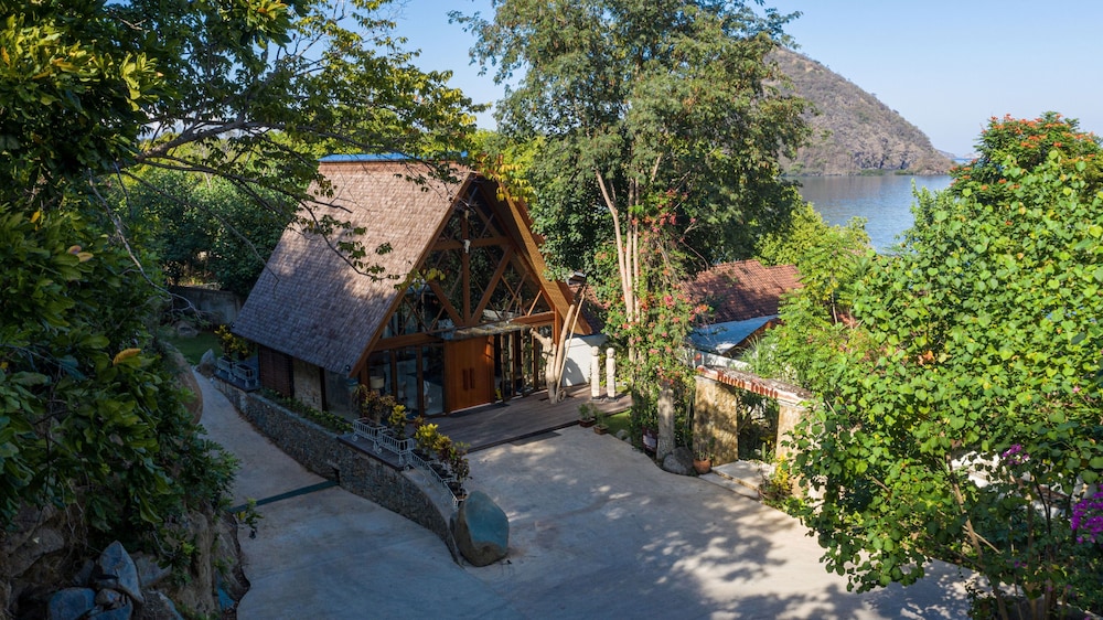 Hotel Plataran Komodo Resort & Spa - Image 1