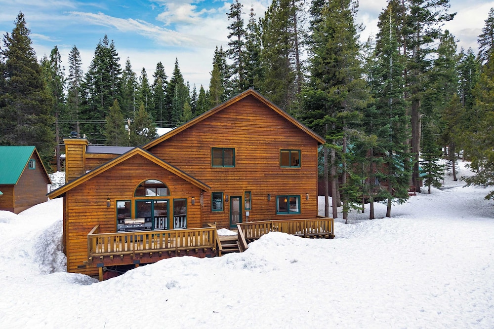 5 Mins to Ski Resort Ping Pong, Pool Table, Deck Donner Ridge by Avantstay