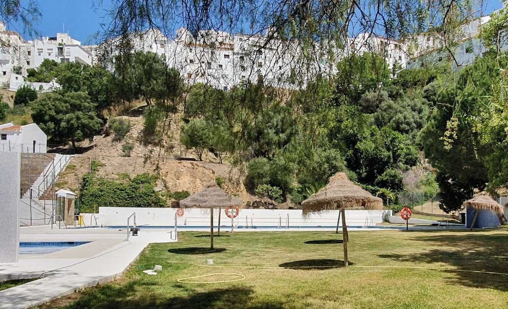 Stylish House, Patio, Pool, Mountains, Stunning White Village, sea 20 Mins Away