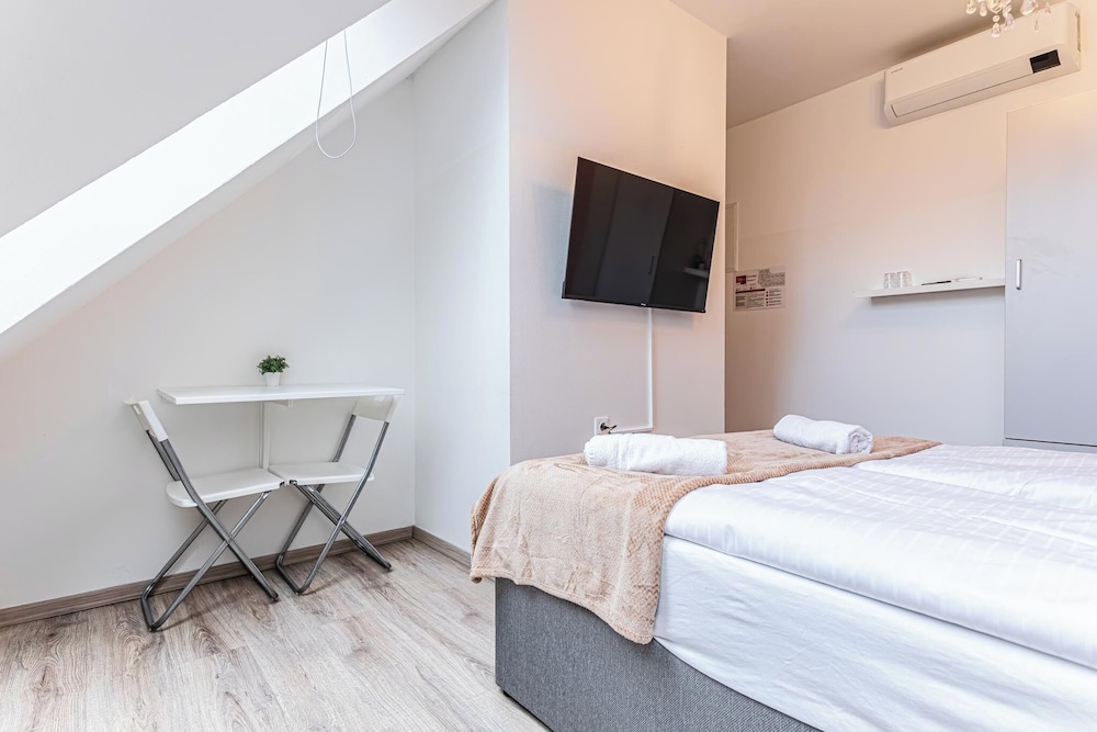 Stunning 12BR Floor For 24 People