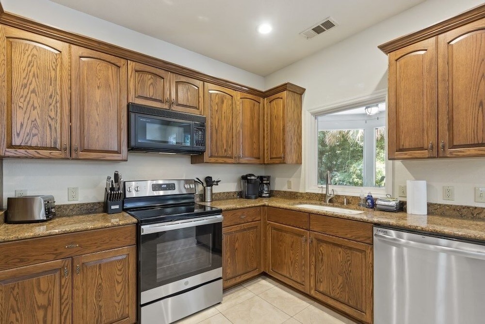 57 Lawton Rd. / Sea Pines / Pet Friendly 4 Bedroom Home