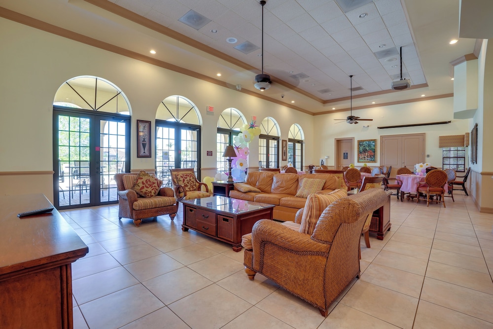 Walk to Marina + Restaurants: Cape Coral Escape!