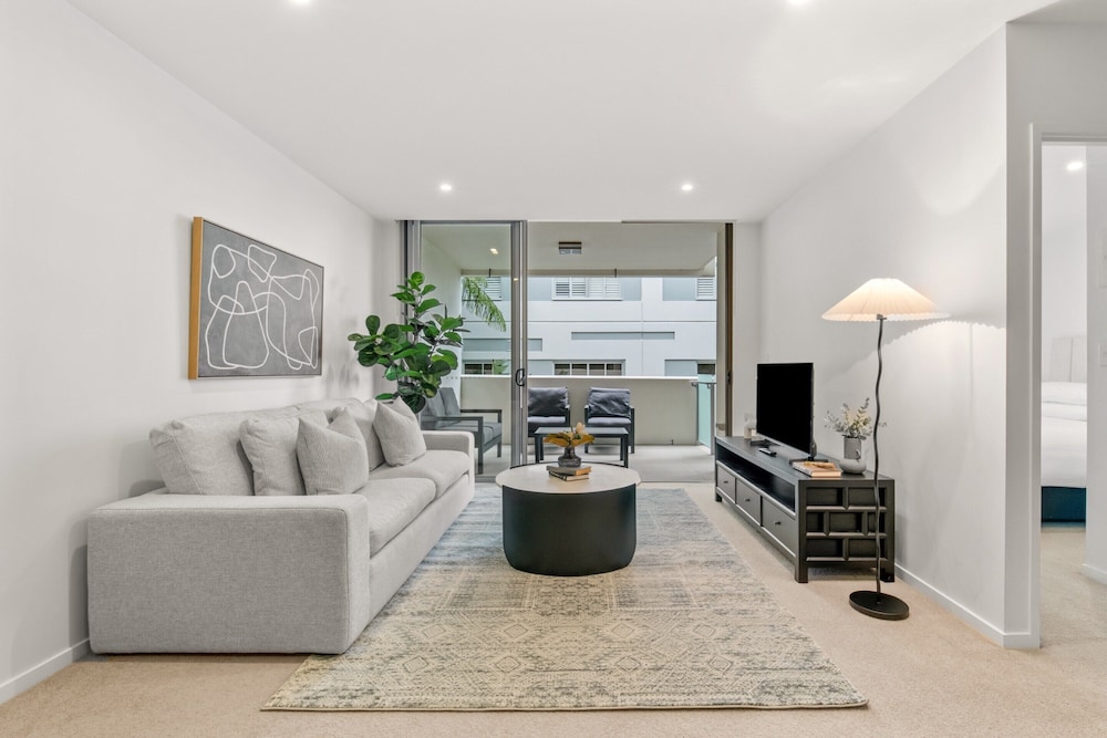 West End Flat With Pool and BBQ Access
