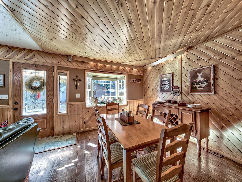 2556h Lazy Bear's Den 2 Bedroom Cottage by RedAwning view 3