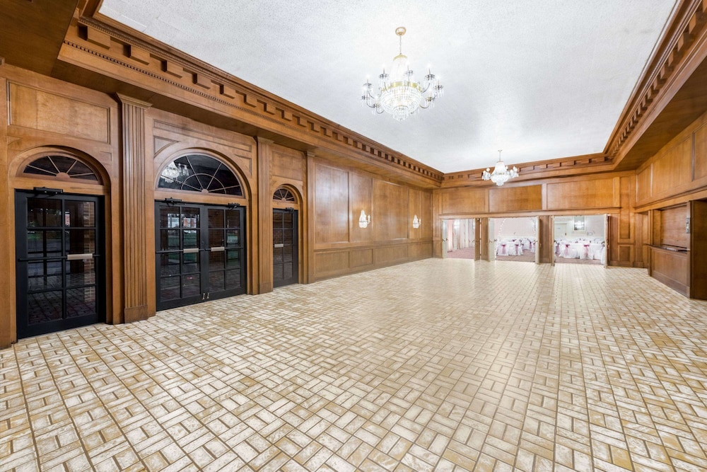 Burlington Vacations - Howard Johnson by Wyndham Burlington - Property Image 9