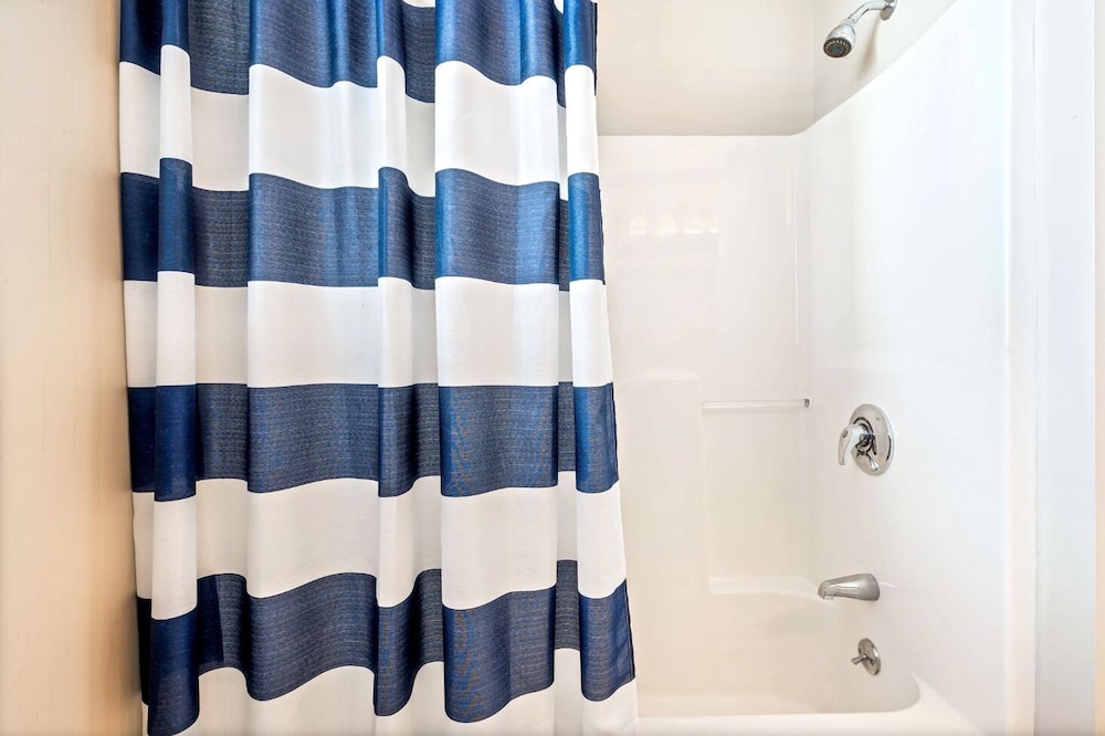 Captains Cottage Sleeps 6!