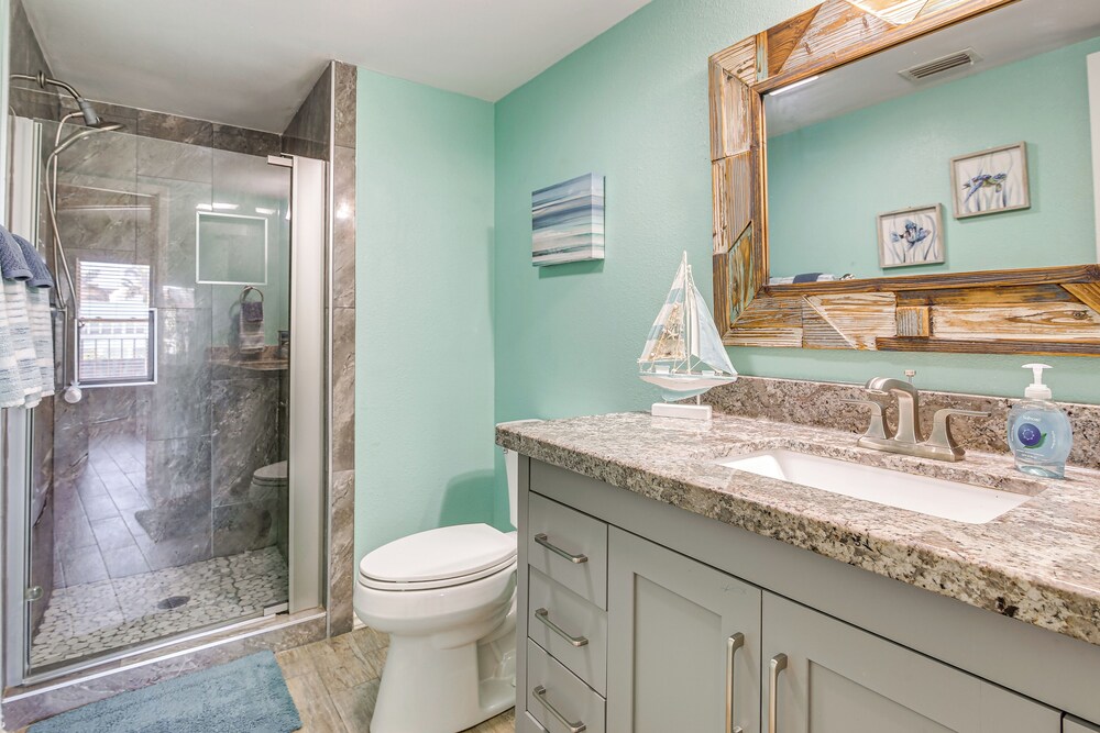Walk to Beach: Condo w/ Pool Access in Texas!