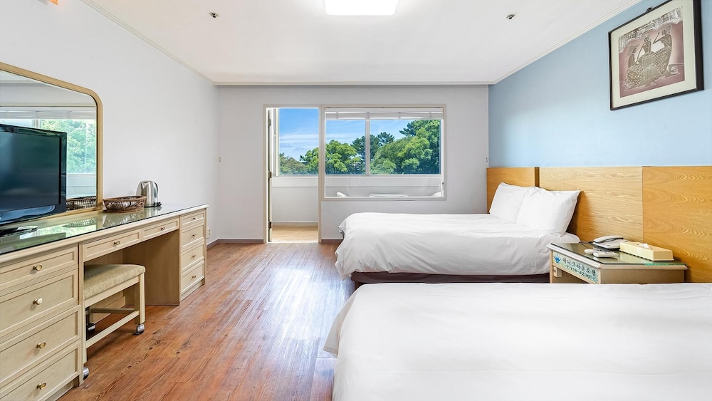 Jeju Honeycrown Hotel