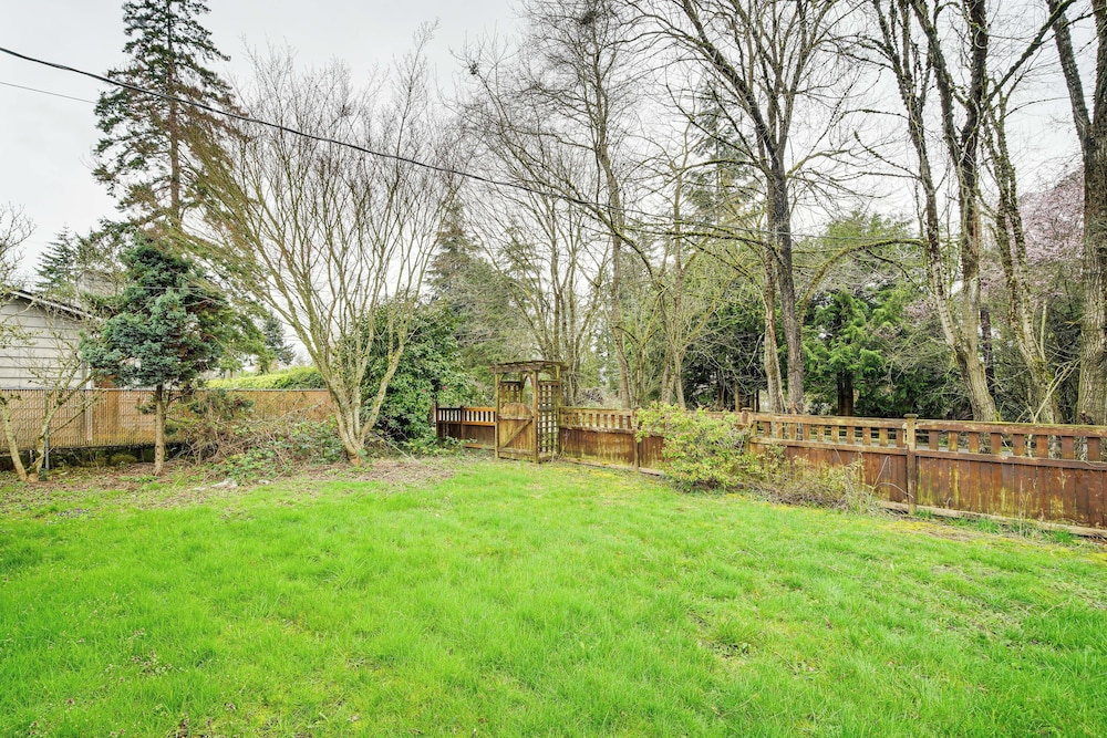 14 Mi to Dtwn Seattle: Sleek Home w/ Large Yard