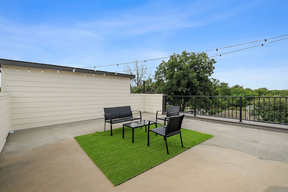 Urban Comfort King Bed Rooftop Backyard