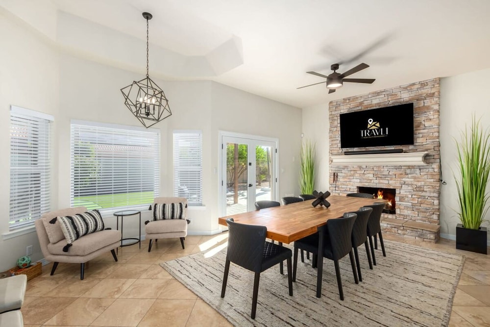 Modern Family Retreat - Pool Spa Firepit Putt Grn