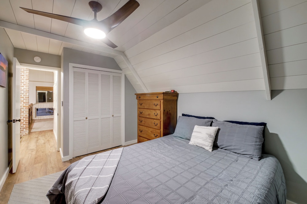 Waterfront Escape w/ Hot tub & Dock in Eatonton!
