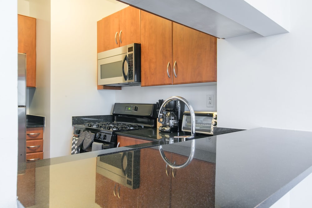 Bright 2 Bedrooms 2 Bathrooms Unit With Balcony