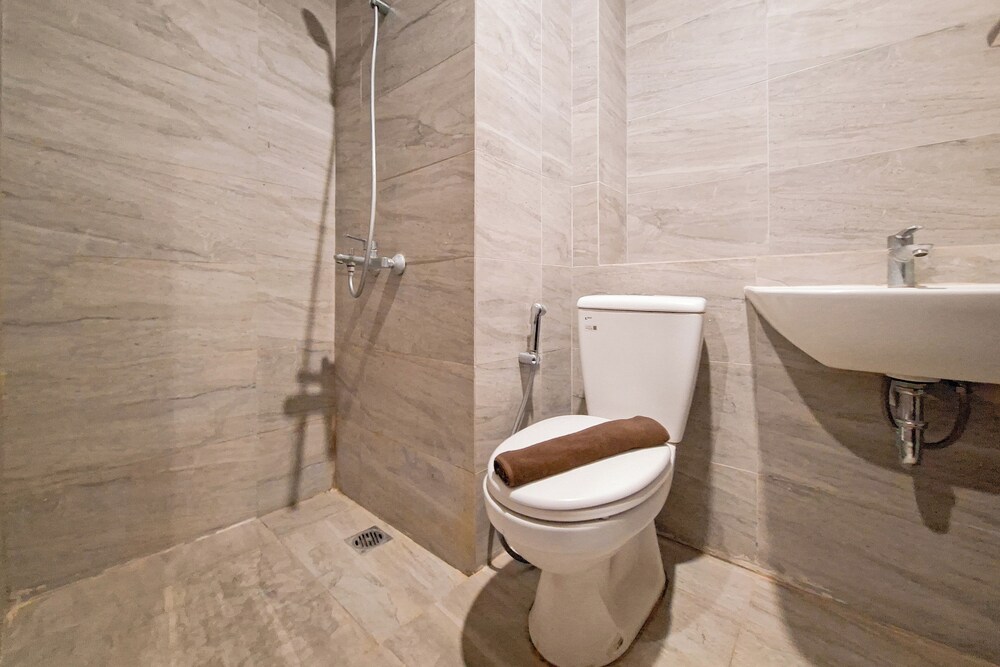 Well Furnished 1Br At Collins Boulevard Apartment
