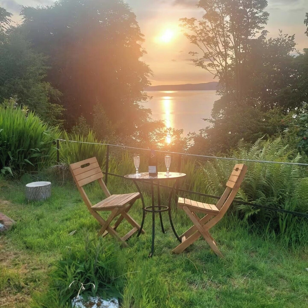 2 Bed House - Sleeps 4 - Pets - Parking - Wifi