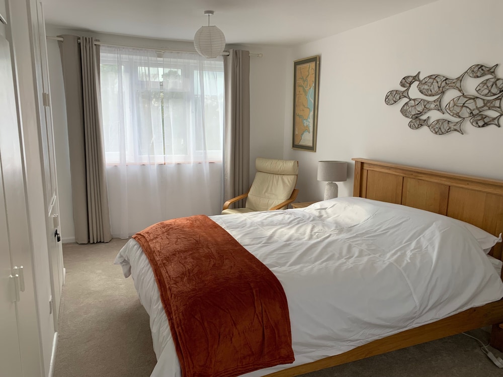 2 Bed-sleeps 4-parking-pets-10 min Walk to Beach