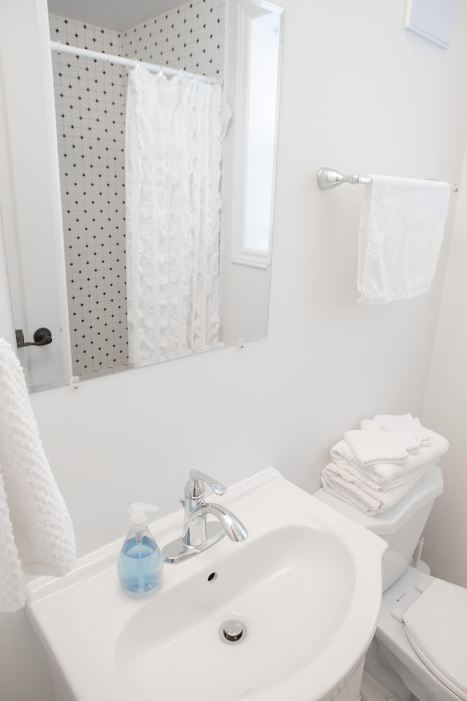 Detached Victorian Style Tiny Home - Long Stays U7