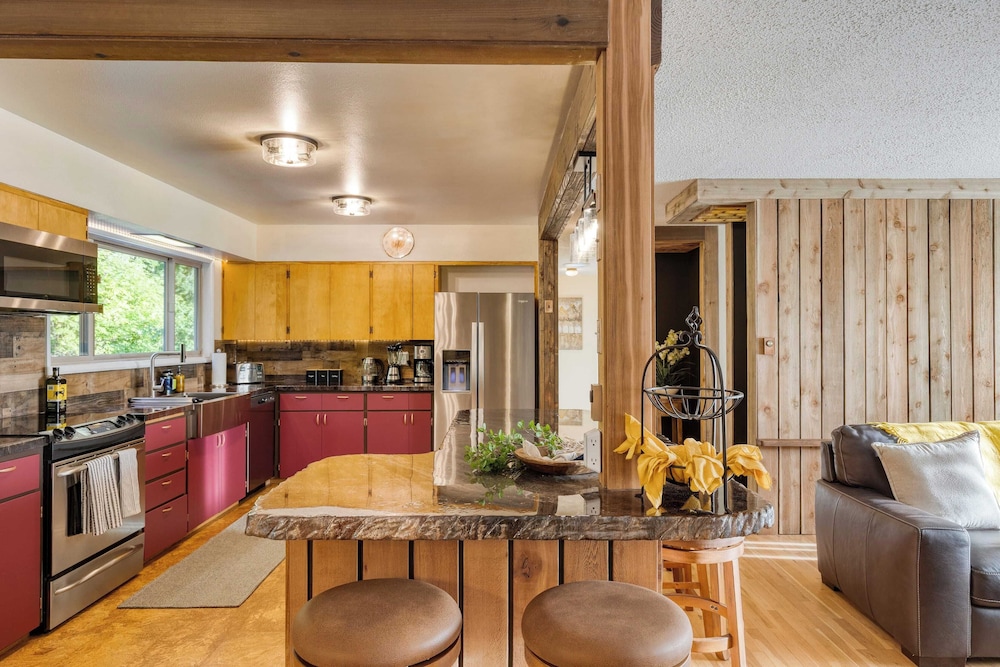 Lodge Trails, Hot Tub, Walk to Cornet Bay