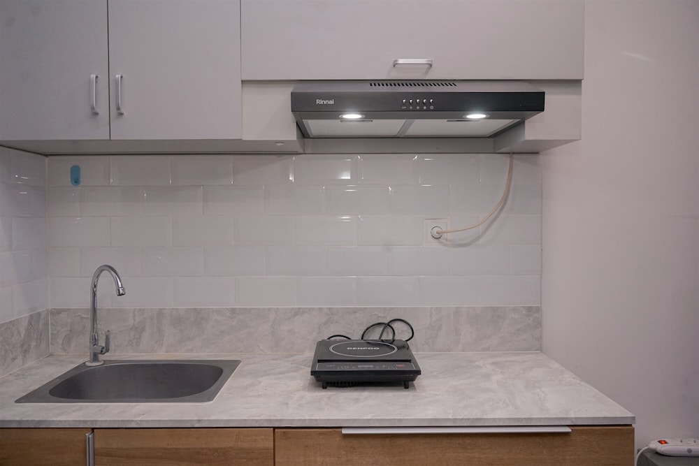 Warm and Spacious Studio Room at Collins Boulevard Apartment